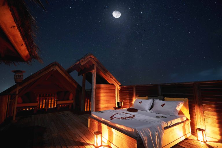 GLM_Sleep-under-the-stars_Romantic-Set-up-0x0
